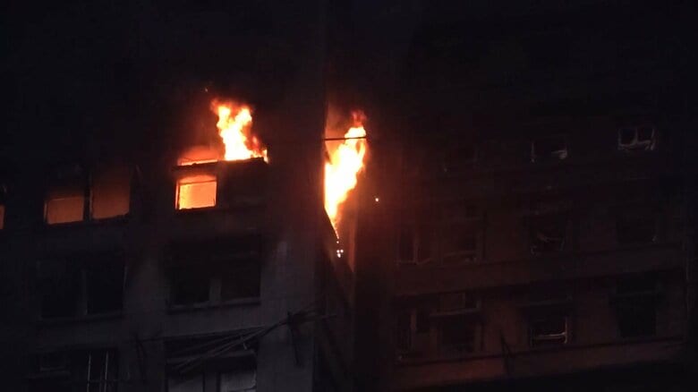 3棟がまだ鎮火に至らず…死者は83人に 建築現場の足場を金属に変えるよう義務づけへ 香港大規模火災|FNNプライムオンライン