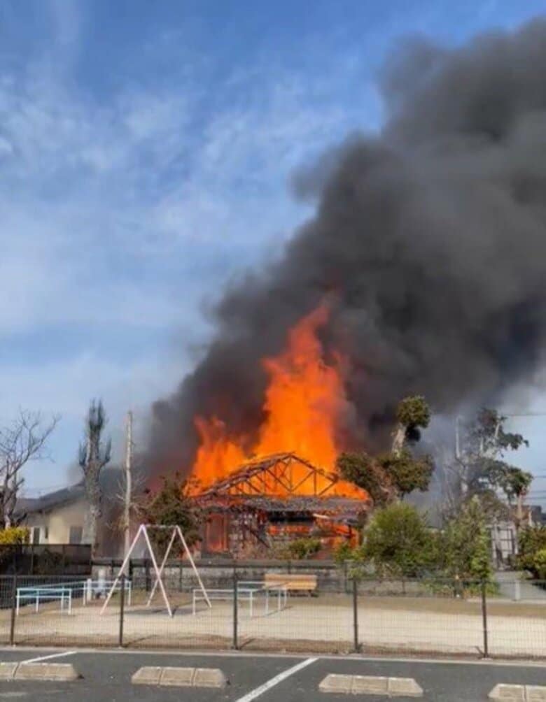 【速報】北九州市の神社で火事　建物から激しい炎と黒煙上がる　消防が出動し消火にあたる　福岡｜FNNプライムオンライン