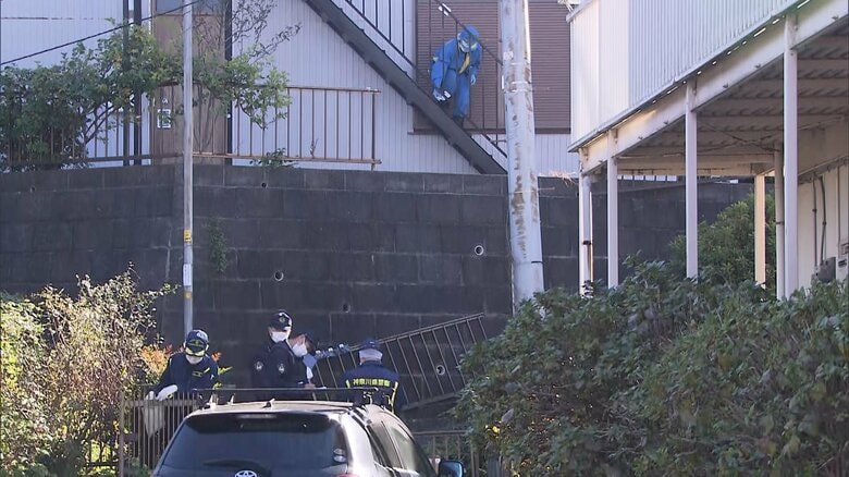 【速報】横浜の路上で頭から血を流した男性2人発見…アパートから転落？防止柵が落下　容体不明　｜FNNプライムオンライン