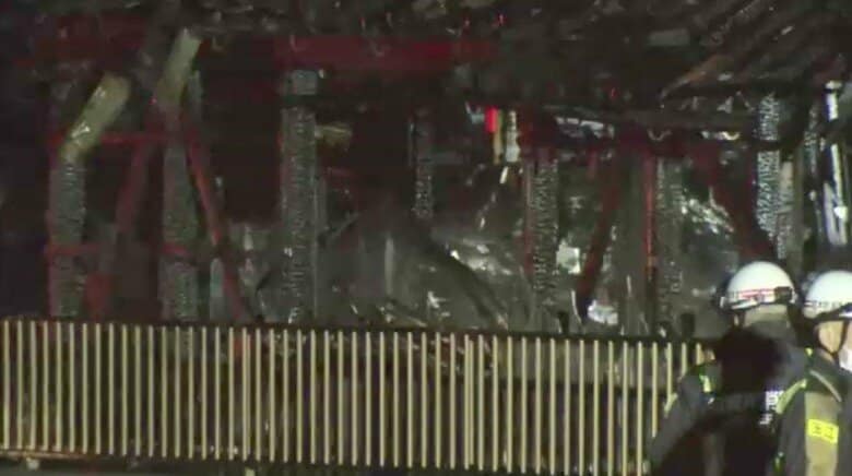 住宅1棟全焼の火事　焼け跡から2人の遺体　80代と50代の住人2人と連絡取れず　身元の確認急ぐ　福岡・行橋市｜FNNプライムオンライン