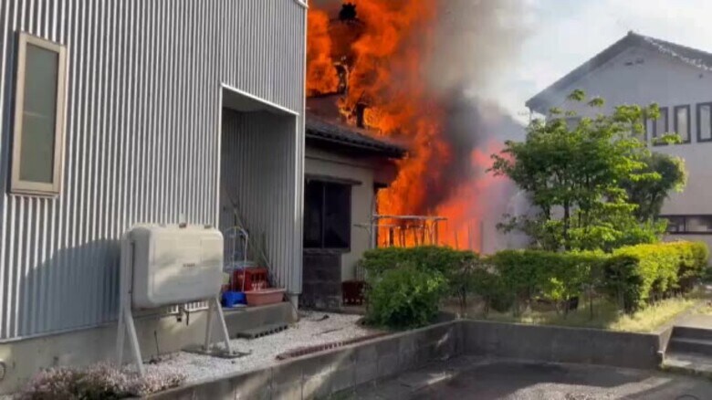 激しく燃える炎…新潟市江南区で住宅火災　家主の７０代男性がやけどで救急搬送｜FNNプライムオンライン