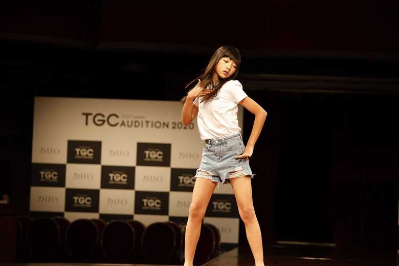 ダンスを披露する眞井瑚々那さん(11)