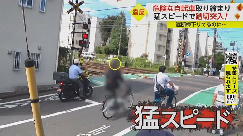 警報音が鳴り、遮断棒が下り始めているが踏切の中へ