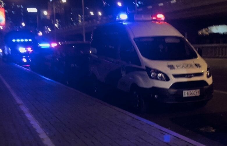 北京のデモ現場　11月28日以降、大量の警察車両が警戒にあたっている