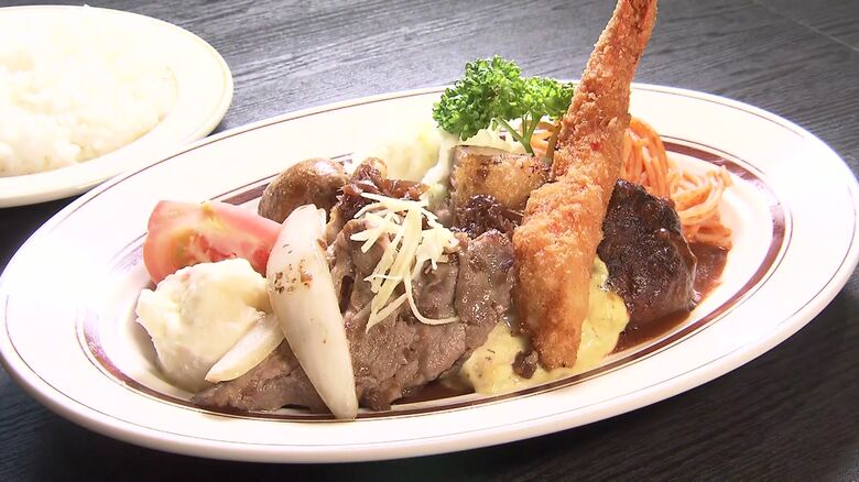 エビフライやハンバーグなどが詰め込まれた一品