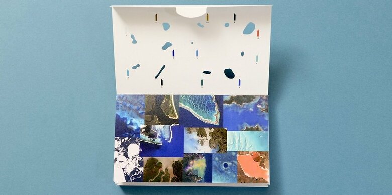 中ブタには12カ所の選ばれた衛星写真が印刷されている