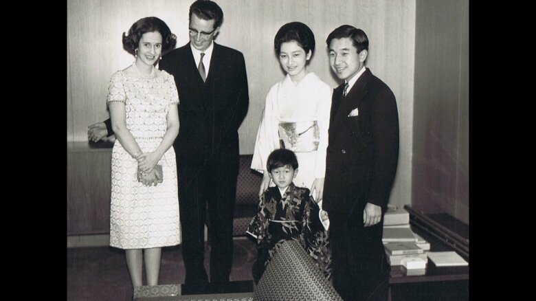 ボードワン国王夫妻、上皇ご夫妻と3歳の陛下（提供:Les Archives du Palais royal）