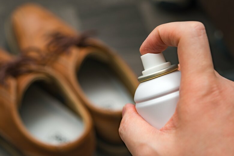 靴を脱いだら除菌消臭スプレーをするといいと松林さん（画像はイメージ）