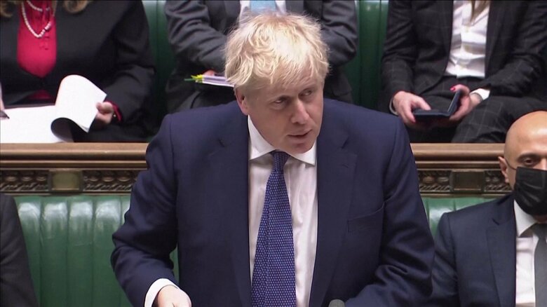 議会で発言するジョンソン首相（5日）