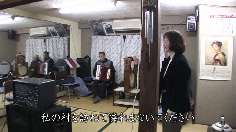 新曲を提案する西川さん（右）