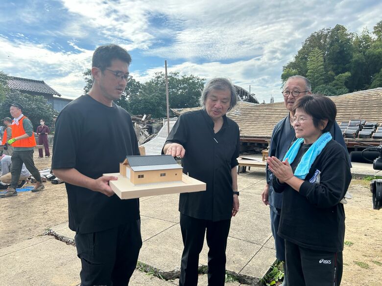 瓦の再利用について説明する坂さん　石川・珠洲市