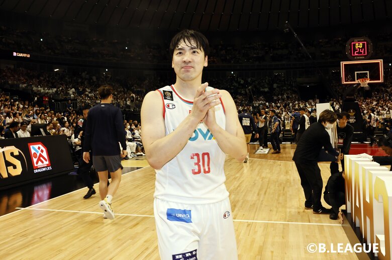 優勝を喜ぶ広島・山崎稜（28日、横浜アリーナ）