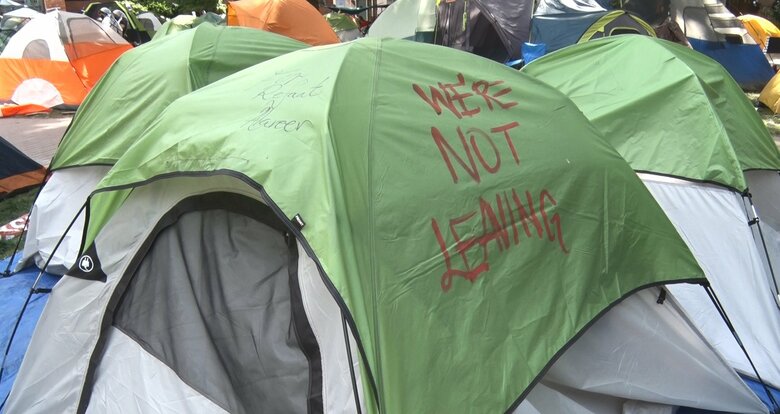 抗議デモが占拠する広場には緑色のテントが目立った