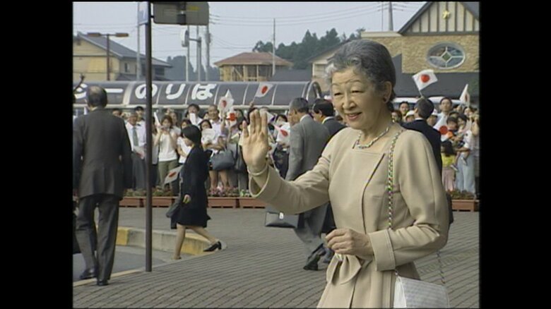 出迎えに応えられる皇后さま（栃木・那須塩原駅）