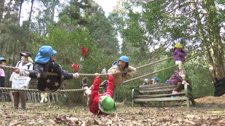 自然の中で遊ぶ子どもたち