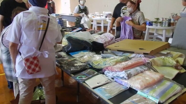 支援物資として届けられた衣料品を自由に選ぶ被災者たち（画像提供：及川真一さん）