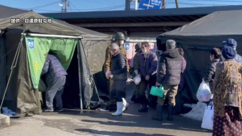 自衛隊の「入浴施設」を利用する被災者