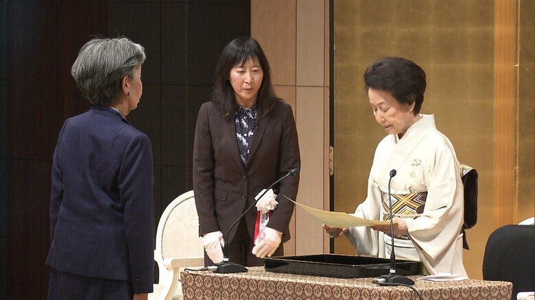 現・家元夫人の千容子さんに表彰状を手渡す華子さま