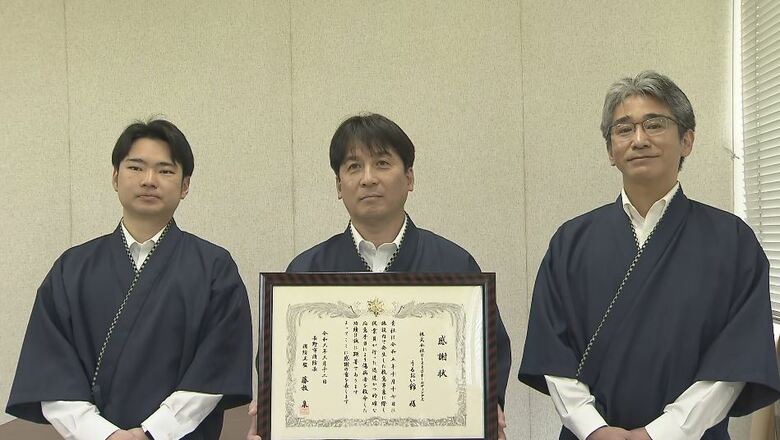 感謝状を贈られる