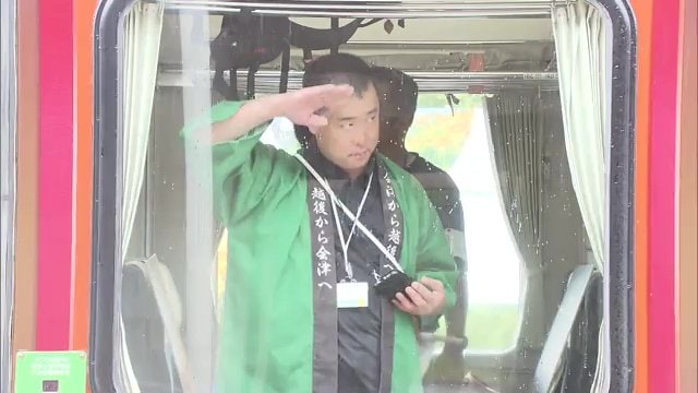 社内ガイドを務めた金山町観光物産協会の大越智貴さん