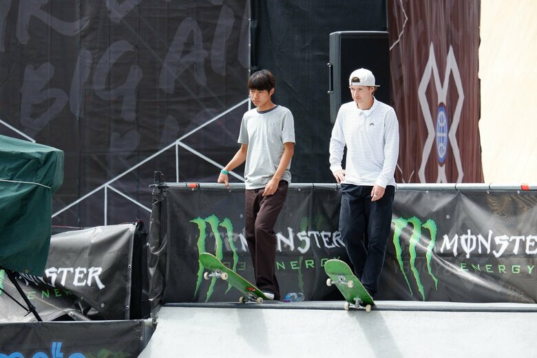 堀米雄斗とシェーン・オニール。2019年のApril Skateboards設立前年に撮影された。2人が揃いのブランク（ノーブランド）デッキに乗っている貴重な写真