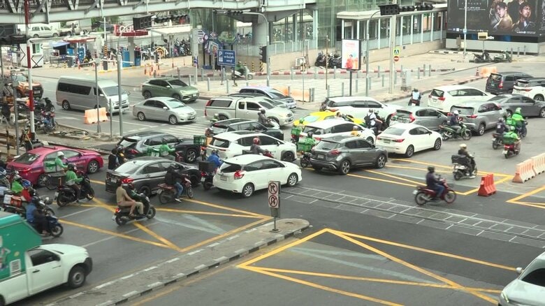 事故から3日後の正午ごろ撮影　踏切と交差点付近で車両の流れが滞っていた