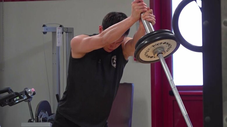 筋力トレーニングを行う高橋藍(21)