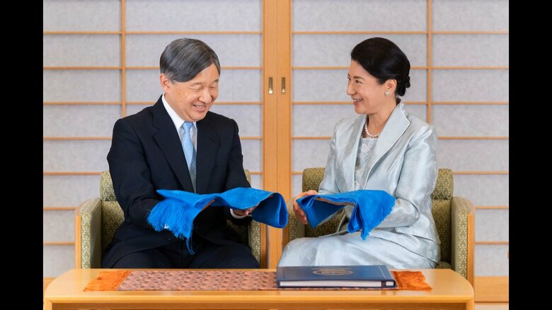 青い絹の布などをご覧に　提供宮内庁