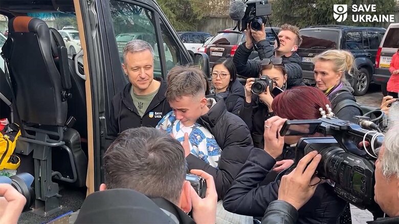 ロシア軍に連れ去られたウクライナの子どもたちが、キーウで家族と再会する様子（3月）