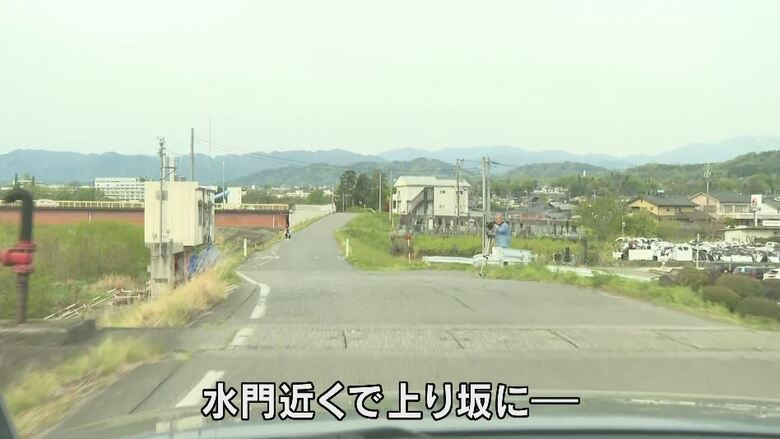 水門近くで上りの坂になっている