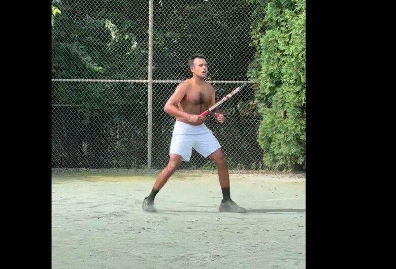 SNSに上半身裸でテニスをする様子を投稿し注目を集めた