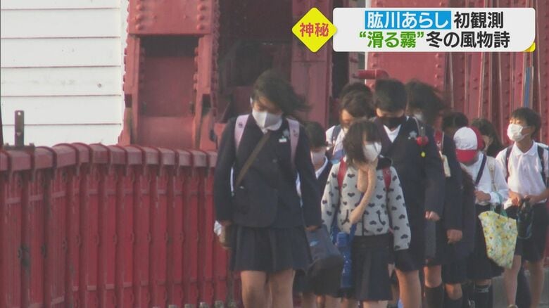 寒さに負けず登校する児童