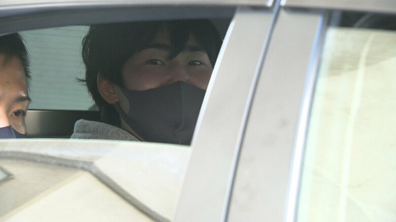 小野田容疑者は、カメラに向かって、不敵な笑みを浮かべていた。