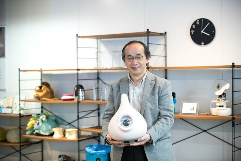 岡田さんは子どもの学習を支援するロボットを開発している