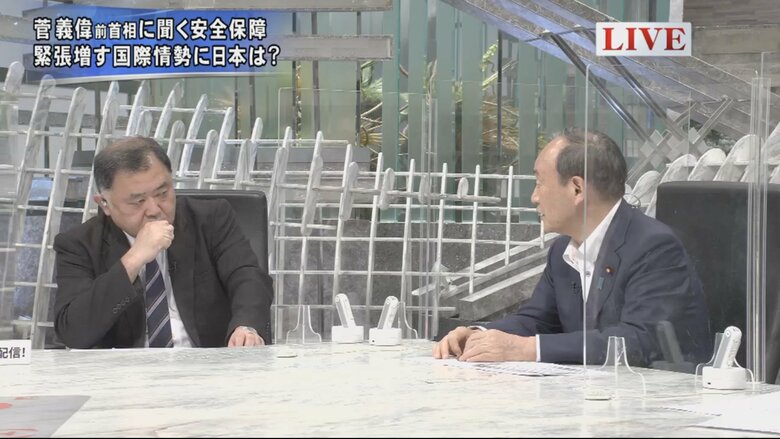 反町理キャスター（左）、菅義偉 前内閣総理大臣