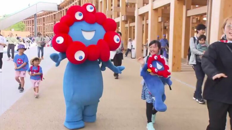 万博会場のミャクミャクと来場者 5月12日