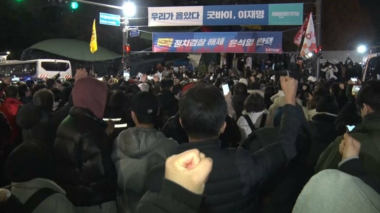 国会前に集結した韓国市民