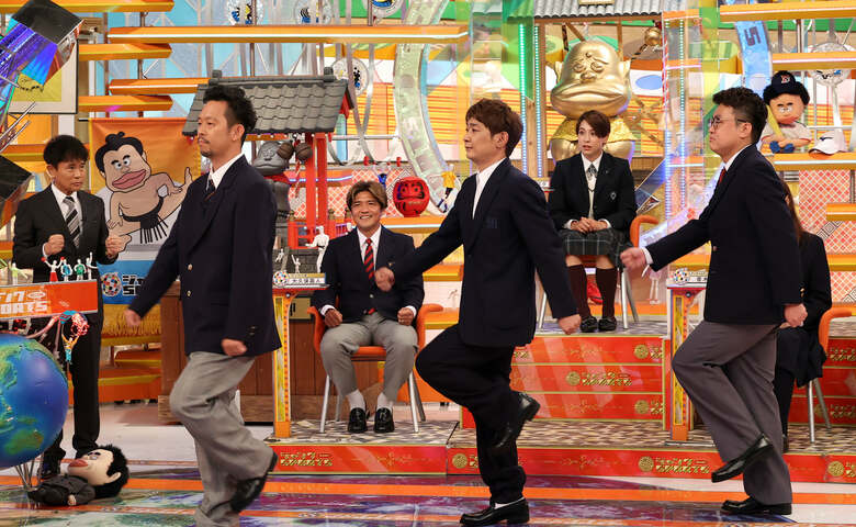 ゲストの銀シャリと高校時代の“歩調”を実演するなきぼくろ先生