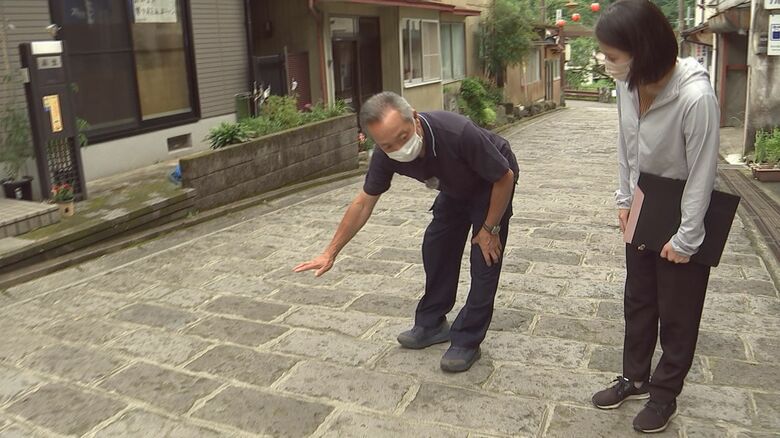 当時の状況を振り返る湯平地区の区長　麻生悦博さん（左）