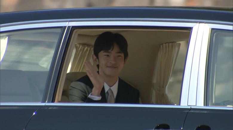 皇居前広場で歓声に応えられる悠仁さま