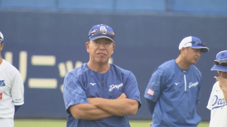 秋季練習で厳しい表情を見せる井上監督