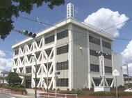 どちらかが信号無視の可能性…2人乗りのバイクと車が交差点で衝突 バイクの10代後半位の男性2人が重体か