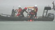 海水浴シーズンを前に救助訓練　海上保安部や消防など参加「流された人を見つけたら118通報を」福岡
