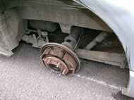 「左後部のタイヤが外れた」小樽市の「毛無峠」でワンボックスカーのタイヤが脱落…30メートルほど転がりガードロープに衝突…ケガ人なし〈北海道小樽市〉