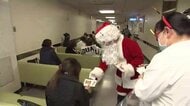 病院にサンタクロース　感染症予防にマスクのプレゼント　岩手県盛岡市