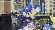 ドラゴンズのマスコット『ドアラ』が一日警察署長に オープンカーでパレードし年末の交通安全を呼びかけ