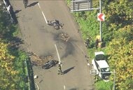 【速報】路上に転がる大型バイク2台、路外に飛び出した乗用車…連休最終日にバイク2台と乗用車が絡む事故…シルバーウィークでツーリング中か〈北海道当別町〉