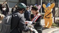 「チョコチョコ安全確認を」はるな愛さんがバレンタインデーを前に1日警察署長　チョコレート手渡し安全運転呼びかけ