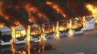 米・十数台のバスが炎上 ホームレスの火が?