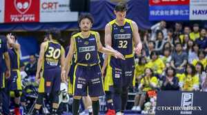 ピッタリ7分で靴ひもを結ぶ田臥勇太と、何度も見るロシター。Bリーグ選手の信頼関係